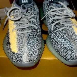 Selling $350 Yeezy worn only 4 times , in good condition